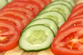 DOMATES VE SALATALIK BİRLİKTE TÜKETİLMEMELİ