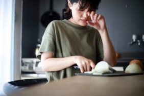 A woman whose cuts hurt onions