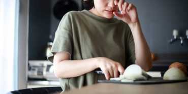 A woman whose cuts hurt onions
